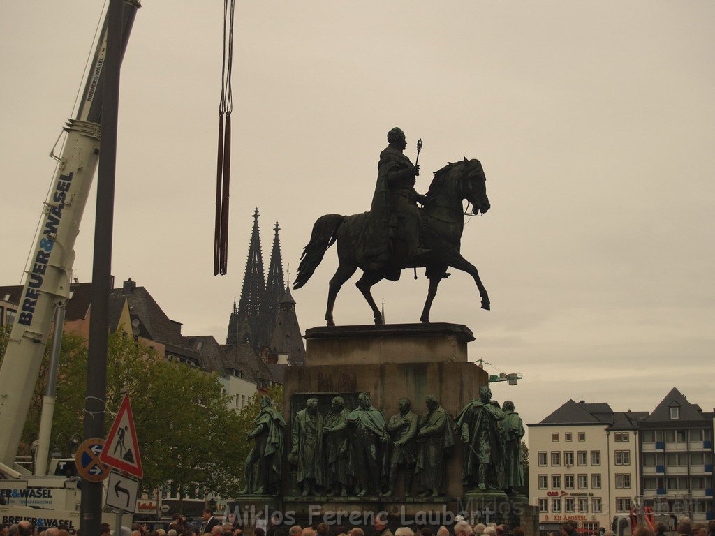 Reiterdenkmal kehrt zurueck auf dem Heumarkt P88.JPG